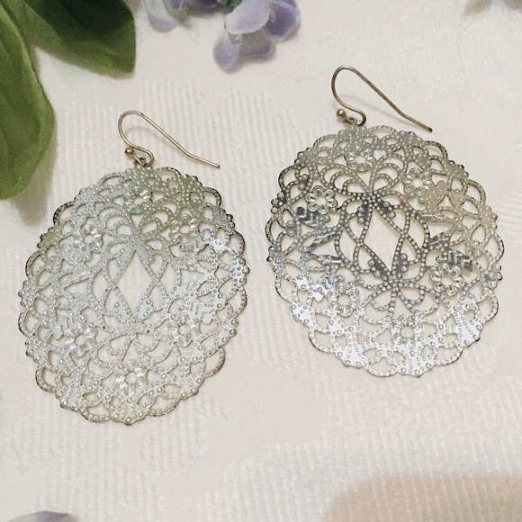 🎀Large Express Silver Lace Earrings🎀 - Picture 2 of 7